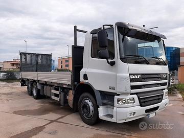 DAF CF 75.360 tre assi pianale con rampe idr