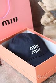 Cappellino da baseball blu elegante