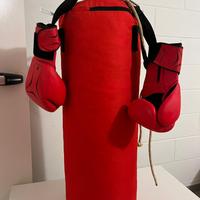 Sacco da boxe con guantoni