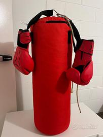 Sacco da boxe con guantoni