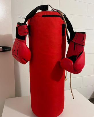Sacco da boxe con guantoni