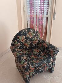 poltrona vintage anni '70 con motivi floreali