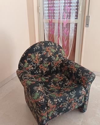 poltrona vintage anni '70 con motivi floreali