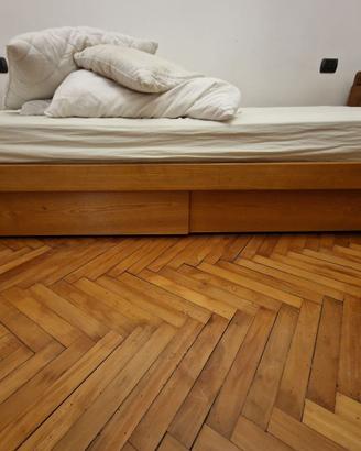 letto singolo con comodino