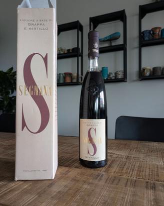 Bottiglia Segnana grappa di mirtillo