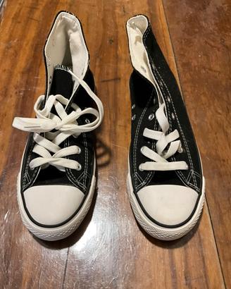 Scarpe ginnastica modello vintage