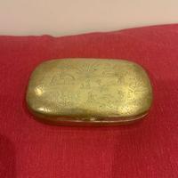 antica tabacchiera in ottone incisa
