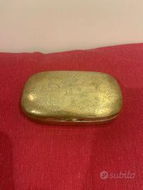 antica tabacchiera in ottone incisa