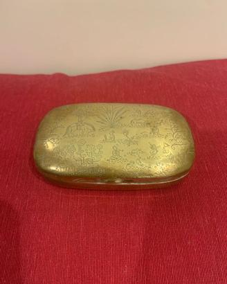 antica tabacchiera in ottone incisa