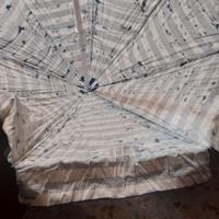 ombrellone grande, sdraio in legno e salvagente