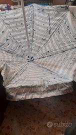 ombrellone grande, sdraio in legno e salvagente