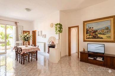 Piano terra angolare con giardino privato