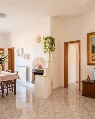 Piano terra angolare con giardino privato