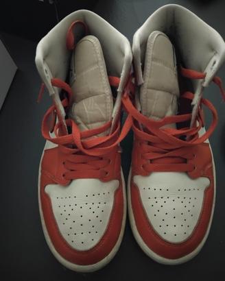 Jordan 1 Mid arancio e bianco