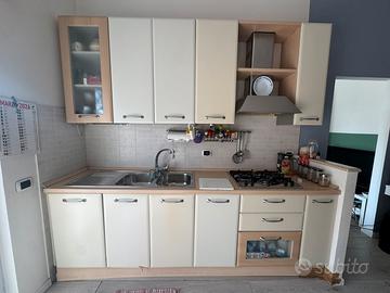 Cucina completa di elettrodomestici