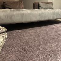 Divano moderno con tappeto e cuscini