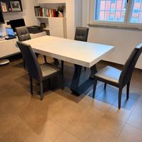 Tavolo rettangolare con sedie in ecopelle