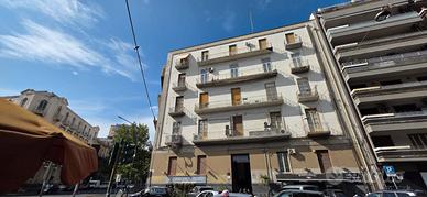 C.so delle Provincie imponente 7 vani + garage