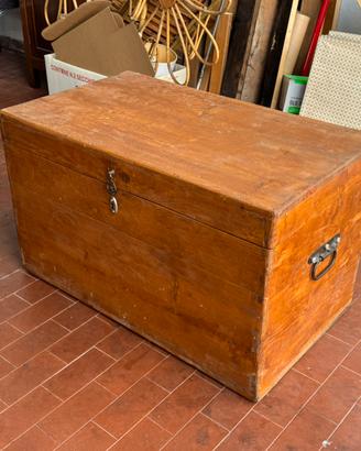 Vecchio baule in legno