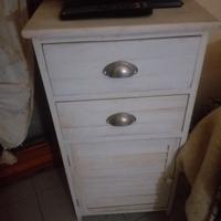 mobiletto in legno decapato bianco