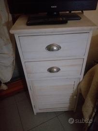 mobiletto in legno decapato bianco