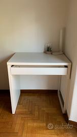 Scrivania e sedia bianca Ikea