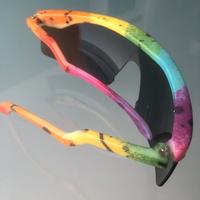 Occhiali da sole con un design vivace e colorato.
