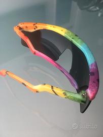 Occhiali da sole con un design vivace e colorato.