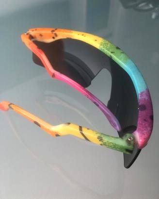Occhiali da sole con un design vivace e colorato.