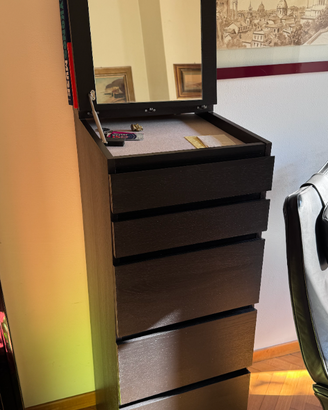 Cassettiera alta con specchio