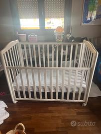 Lettino  in legno bianco con ruote + materasso