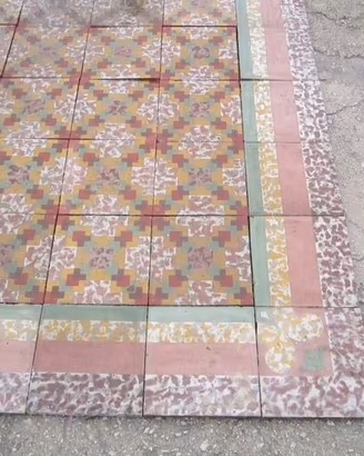 Pavimento antico in cementine policrome