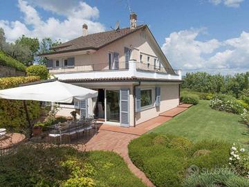 Villa di 582 m² con più di 5 locali e box auto a A