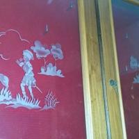 MOBILE SOSPESO CON VETRINA DECORATA mis 141x99x20