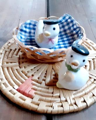 Due piccoli Anatroccoli Ceramica Cestino Vimini