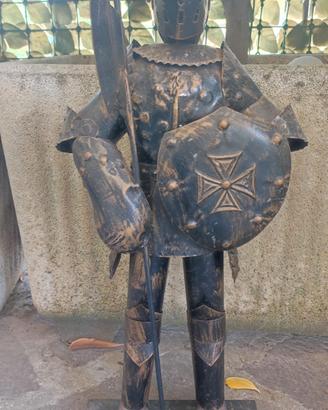 cavaliere medievale in metallo