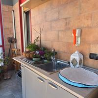 lavello con mobili e mensola con faretti