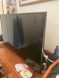 Soecchio, tv, scrittoio, ceramiche di capodimonte