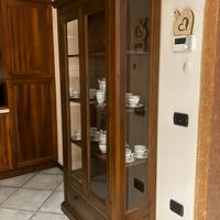 Vetrina in legno massello con ante in vetro