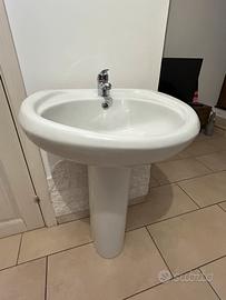 Lavabo bagno con miscelatore