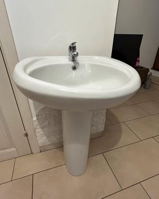 Lavabo bagno con miscelatore