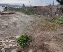 Terreno recintato pianeggiante con acqua e luce