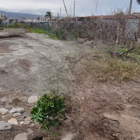 Terreno recintato pianeggiante con acqua e luce