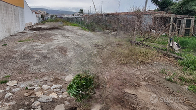 Terreno recintato pianeggiante con acqua e luce