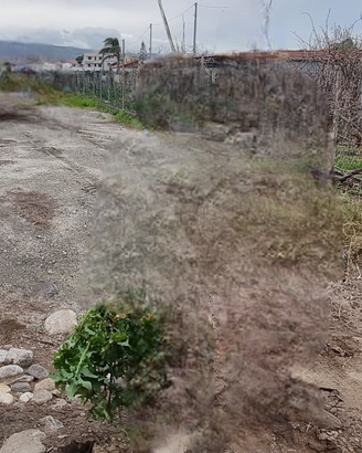 Terreno recintato pianeggiante con acqua e luce