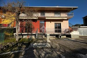 VILLA SINGOLA A CIVIDATE AL PIANO