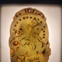 Ciondolo Orientale Intagliato a Mano 