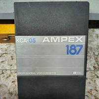 Videocassetta analogica Sony e Ampex con custodia
