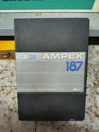 Videocassetta analogica Sony e Ampex con custodia
