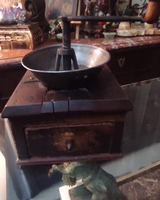 Antico Macinacaffè a Manovella in Legno e Ferro 